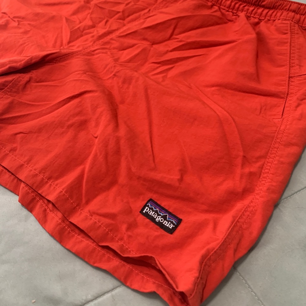 Relaxed fit outdoor shorts. Loose fitting.